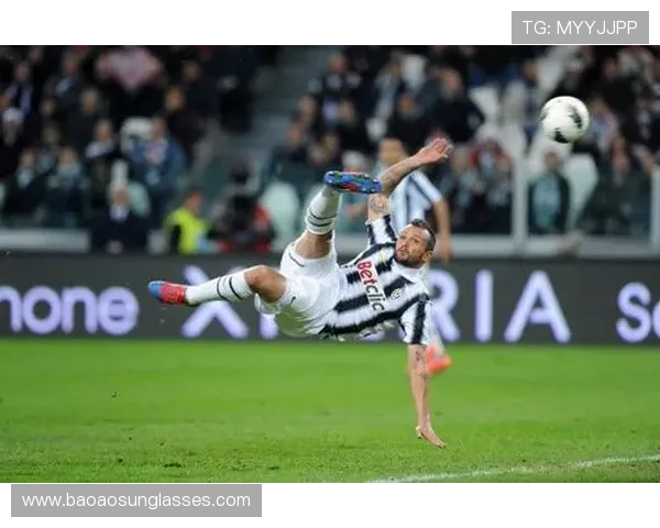 新疆足球明星展现绝技倒钩进球引发全场欢呼