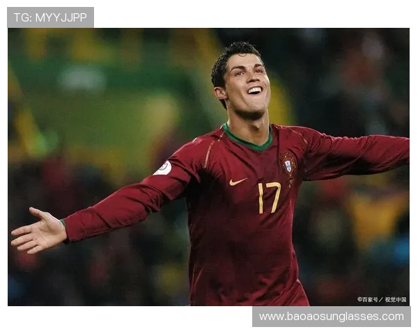 足球巨星C罗化身银发老人展现人生智慧与足球魅力的精彩瞬间