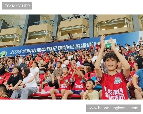 足球明星温馨抱娃瞬间曝光感动无数球迷心灵的画面